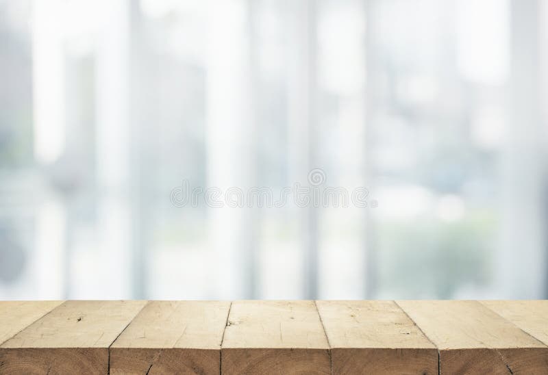 Tampo da mesa de madeira no armazém abstrato branco do formulário do fundo