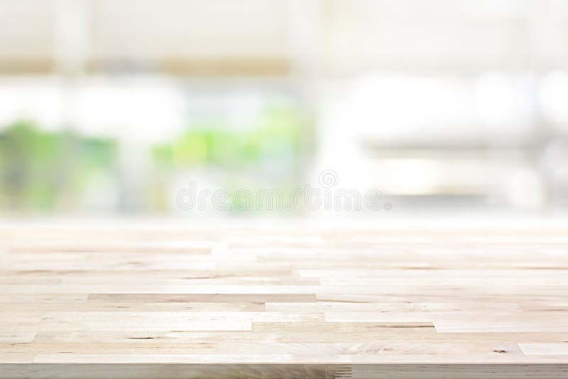 Tampo da mesa de madeira no fundo da janela da cozinha do borrão