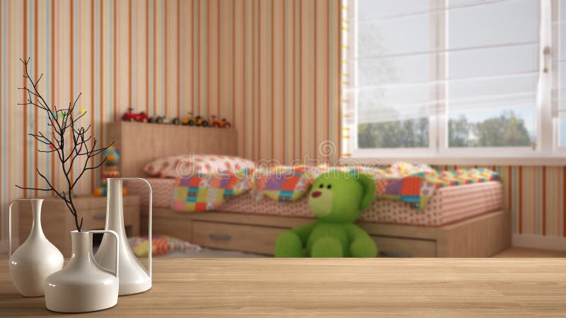 Tampo da mesa ou prateleira de madeira com os vasos modernos minimalistic sobre o quarto minimalista contemporâneo borrado da cri imagens de stock royalty free Tampo da mesa ou prateleira de madeira com os vasos modernos minimalistic sobre o quarto minimalista contemporâneo borrado da cri imagens de stock royalty free