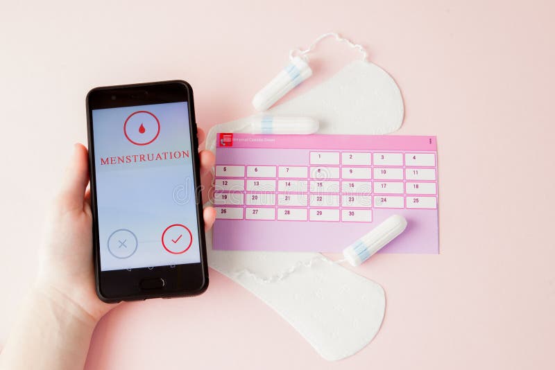 Tampon, protections f?minines et sanitaires pendant des jours critiques, calendrier f?minin, pilules de douleur pendant les r?gle photos stock Tampon, protections f?minines et sanitaires pendant des jours critiques, calendrier f?minin, pilules de douleur pendant les r?gle photos stock