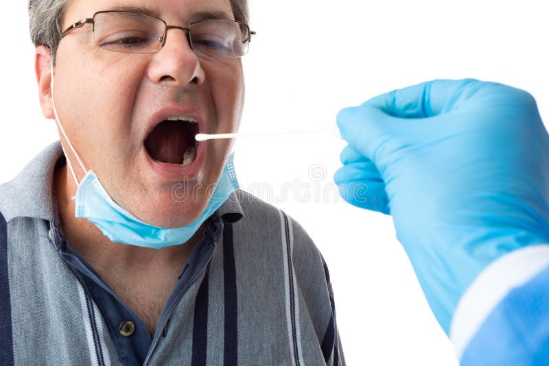 Tamponare un paziente con covid19 coronavirus influenza o virus respiratori fotografie stock libere da diritti