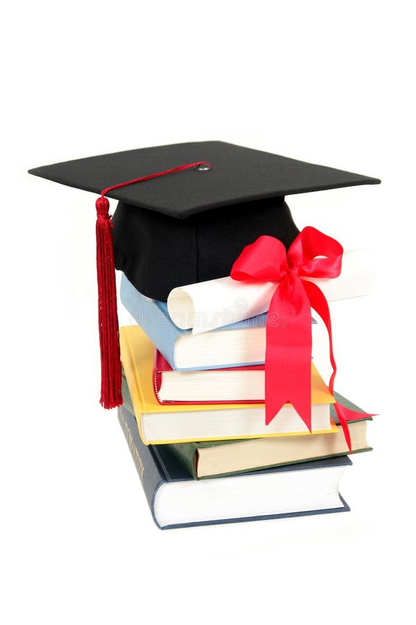 Cap de formatura e diploma empilhados sobre livros fotografia de stock royalty free