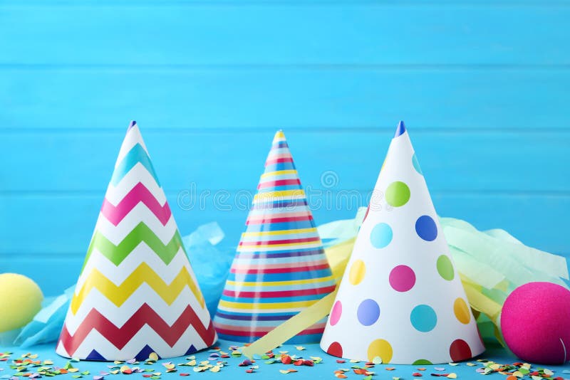 Tampões de papel do aniversário com confetes imagens de stock royalty free Tampões de papel do aniversário com confetes imagens de stock royalty free
