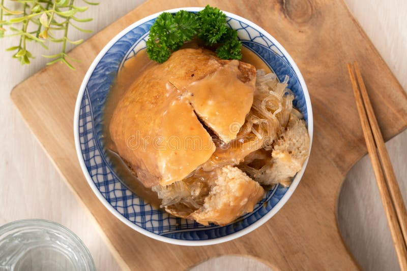 Tamsui agei pyszne słynne jedzenie na ulicy w tajwan nadziewane makaronem. Tamsui agei age aburaage ageh pyszne jedzenie uliczne w tajwan nadziewany makaronami i sausem