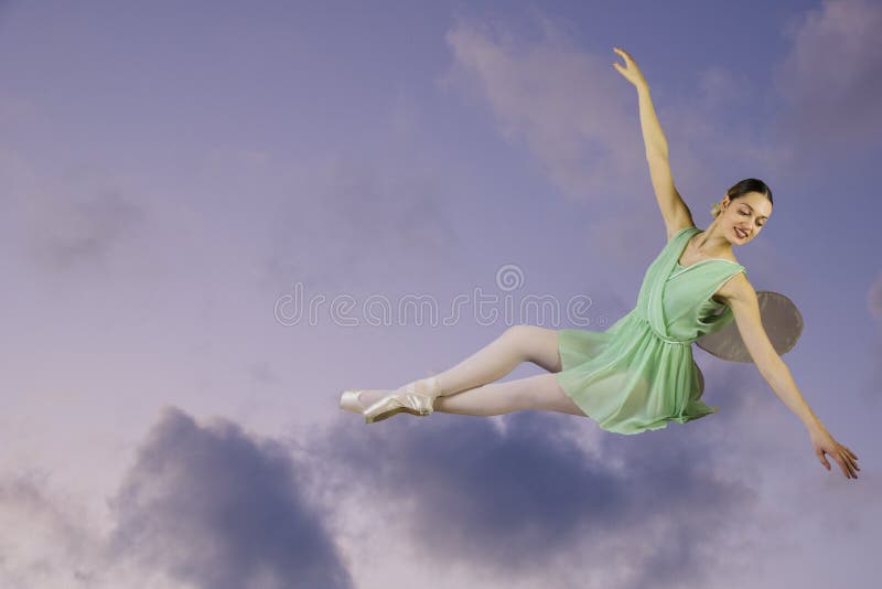 Tancerka baletowa siedząca w chmurze w kostiumie zieleni ważki