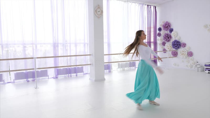 Tancerka baletowa ćwiczy elementy tańca zbiory