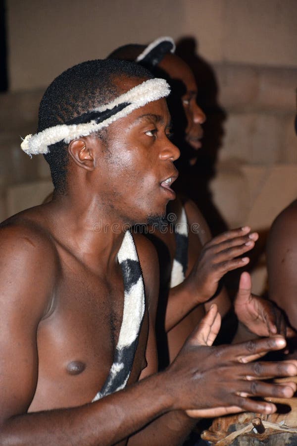 Tancerka ulicy z plemienia ndebele w Victoria Falls
