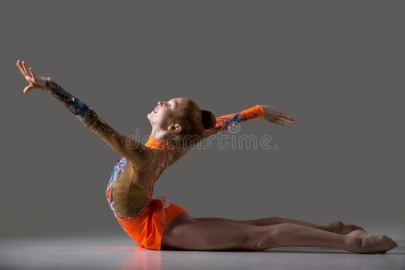 Tancerz dziewczyna robi backbend gimnastyk ćwiczeniu obrazy royalty free Tancerz dziewczyna robi backbend gimnastyk ćwiczeniu obrazy royalty free
