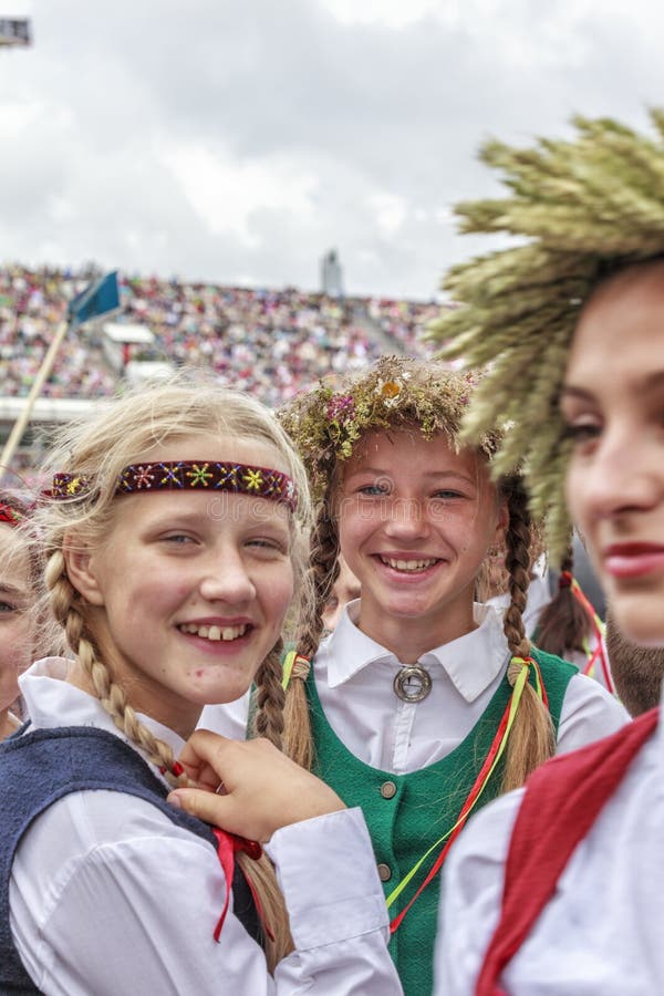 Tancerze za sceny czekaniem dla czasu wykonywać przy Uroczystym Ludowego tana koncertem obraz stock Tancerze za sceny czekaniem dla czasu wykonywać przy Uroczystym Ludowego tana koncertem obraz stock