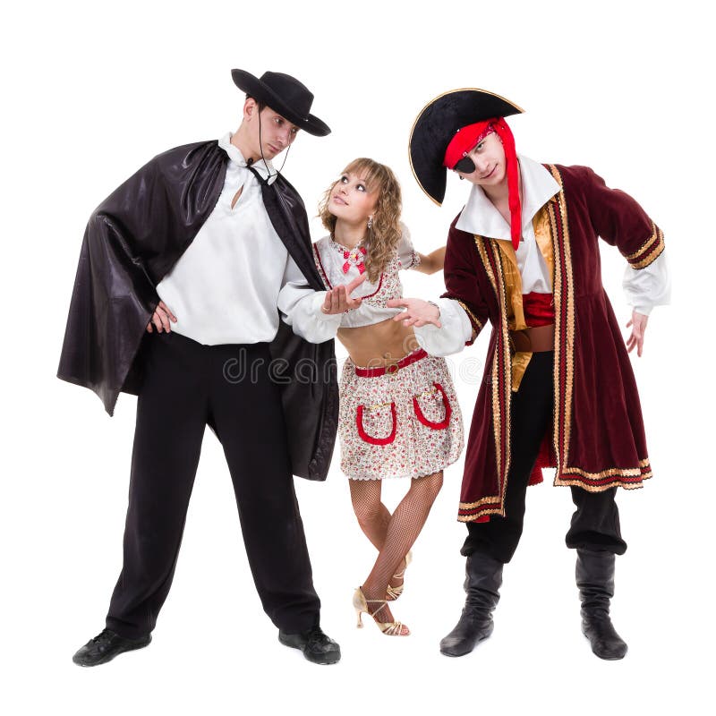 Tancerzy drużynowi jest ubranym Halloweenowi karnawałowi kostiumy tanczy przeciw bielowi w pełnym ciele zdjęcia stock