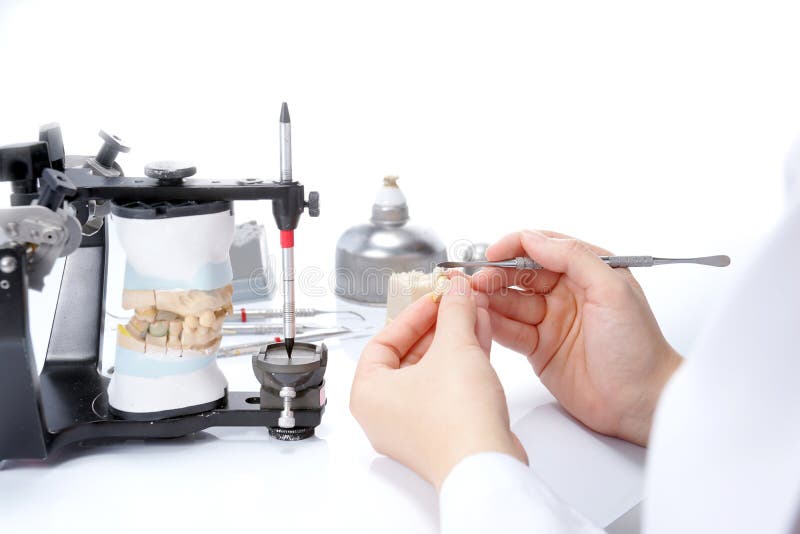 Tand- tekniker som arbetar med articulatoren i tand- laboratorium fotografering för bildbyråer Tand- tekniker som arbetar med articulatoren i tand- laboratorium fotografering för bildbyråer