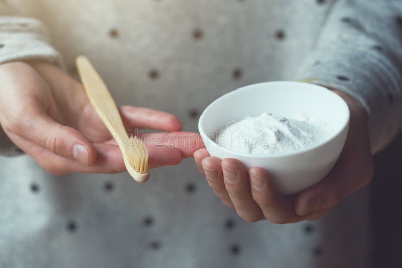 Tandborste för kvinnainnehaveco-vänskapsmatch bambu och naturlig tandkräm fotografering för bildbyråer