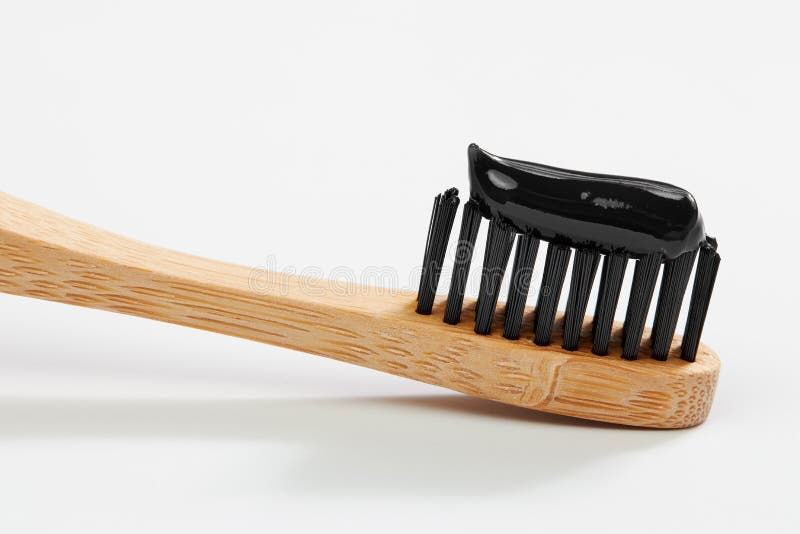 Tandborste med svart koltandkräm royaltyfri bild