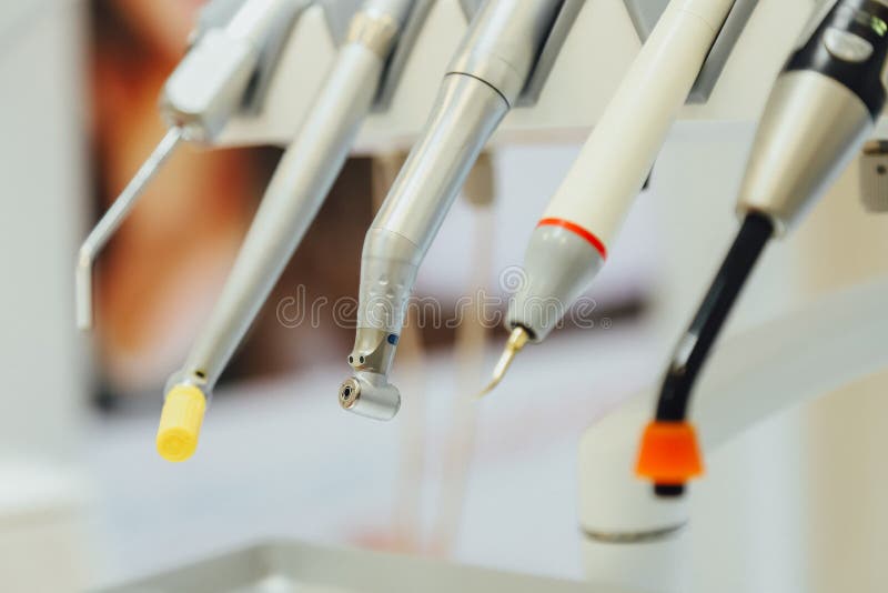 Tandheelkunde, geneeskunde, medische apparatuur Tand Instrumenten Concepten - close-up van de lampen en de tandeenheden van royalty-vrije stock afbeeldingen Tandheelkunde, geneeskunde, medische apparatuur Tand Instrumenten Concepten - close-up van de lampen en de tandeenheden van royalty-vrije stock afbeeldingen