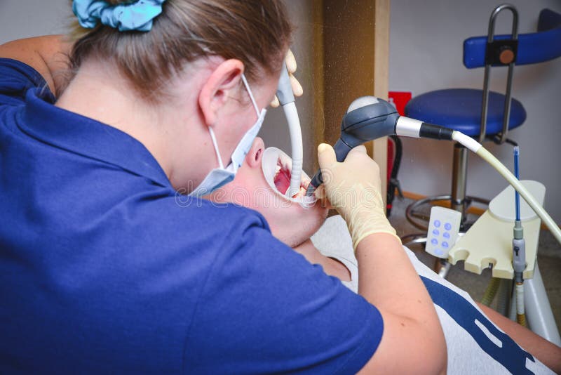 Tandl?kare som behandlar t?nder till kvinnapatienten i klinik Kvinnlig yrkesm?ssig doktorsstomatologist p? arbete Tand- utrustnin arkivfoton Tandl?kare som behandlar t?nder till kvinnapatienten i klinik Kvinnlig yrkesm?ssig doktorsstomatologist p? arbete Tand- utrustnin arkivfoton