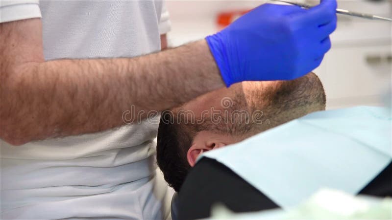 Tandläkare Treating en manlig patient