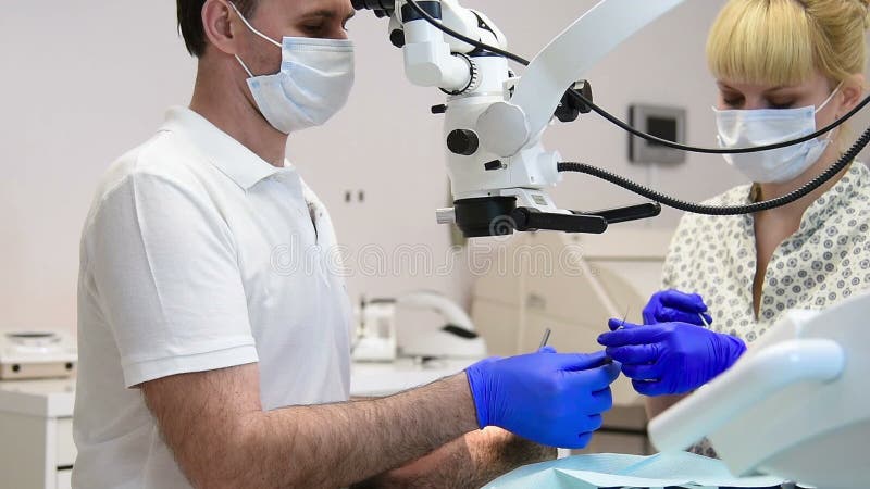 Tandläkare Treating en patient