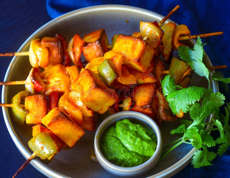Tandoori Chicken Tikka. Pollo indiano tikka, snack tandoori preparato con pollo e servito con chutney di menta su skewers Cucina Mughlai