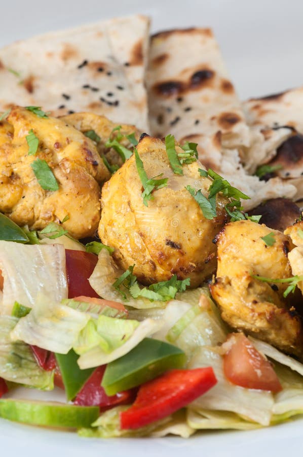 Tandoori-Huhn Mit Salat Und Chapati Stockfoto - Bild von petersilie ...