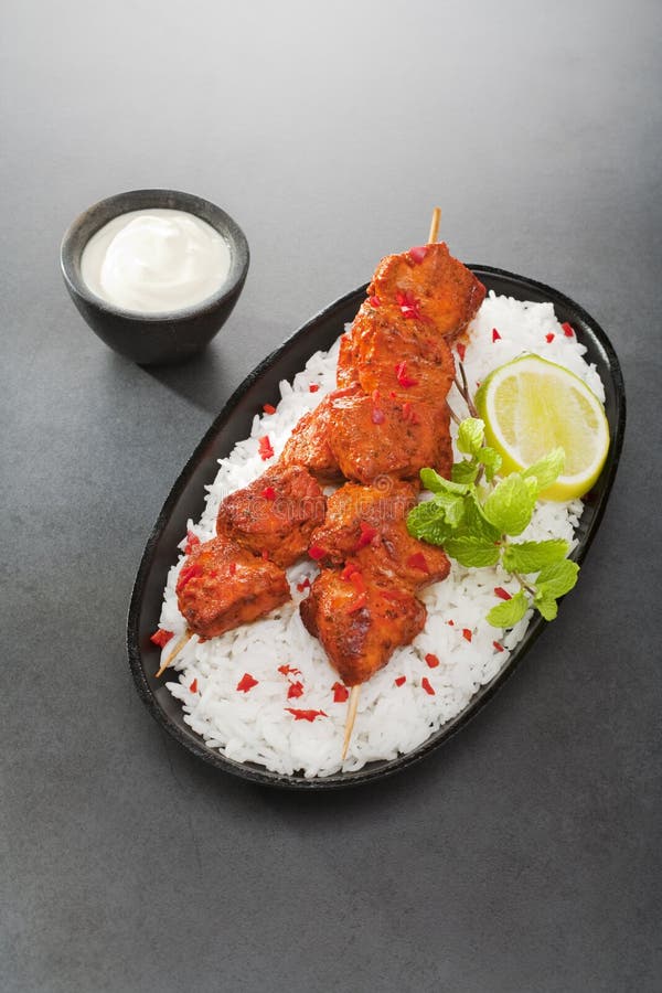 Tandoori Huhn Mit Naan Brot Stockfoto - Bild von brot, kopfsalat: 25218624