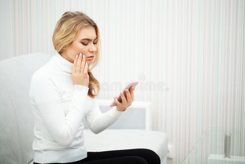 Tandpijn Mooie Vrouw die Sterke Pijn, Tandpijn voelen royalty-vrije stock afbeeldingen Tandpijn Mooie Vrouw die Sterke Pijn, Tandpijn voelen royalty-vrije stock afbeeldingen