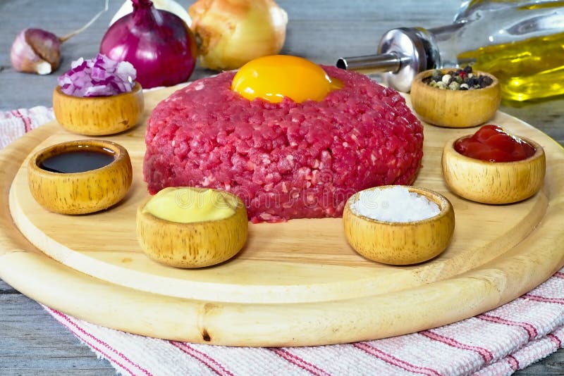 Tandsteenrundvlees met ingrediënten voor zijn voorbereiding stock foto Tandsteenrundvlees met ingrediënten voor zijn voorbereiding stock foto