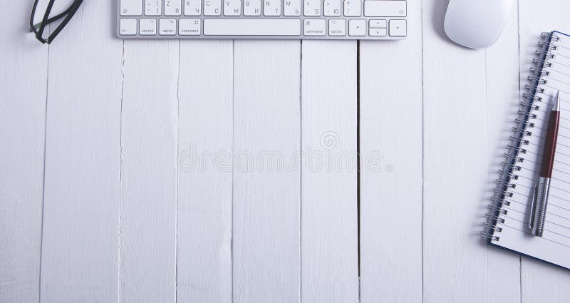 Tangentbordanteckningsbokpenna pÃ¥ träbakgrund arkivbild Tangentbordanteckningsbokpenna pÃ¥ träbakgrund arkivbild
