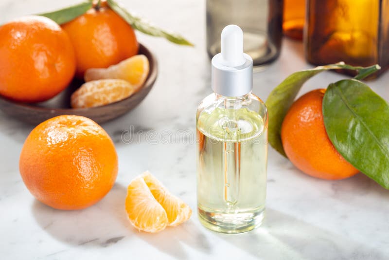 tangerine för nödvändig olja Mandarinolja på glasflaskan med droppglassen Citrusolja arkivbilder tangerine för nödvändig olja Mandarinolja på glasflaskan med droppglassen Citrusolja arkivbilder