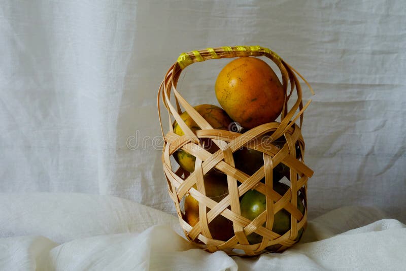 Tangerine στο ξύλινο καλάθι και το διάστημα για γράφουν τη διατύπωση στοκ φωτογραφίες με δικαίωμα ελεύθερης χρήσης Tangerine στο ξύλινο καλάθι και το διάστημα για γράφουν τη διατύπωση στοκ φωτογραφίες με δικαίωμα ελεύθερης χρήσης