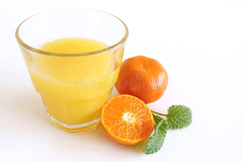 Tangerines και γυαλί χυμού στο άσπρο υπόβαθρο r στοκ φωτογραφίες Tangerines και γυαλί χυμού στο άσπρο υπόβαθρο r στοκ φωτογραφίες