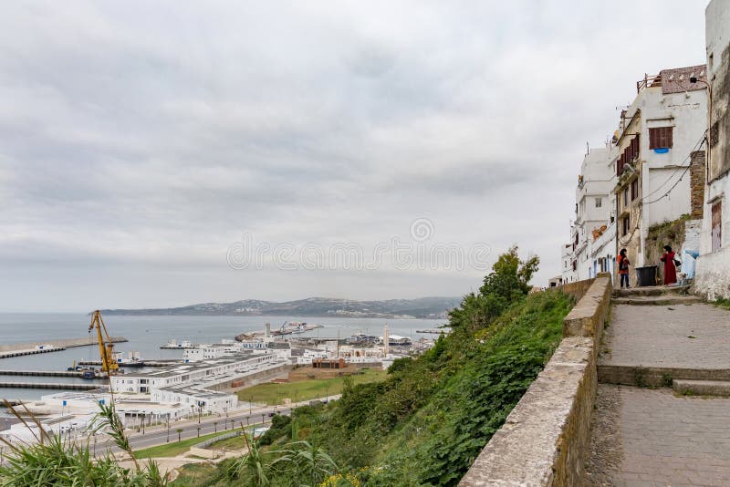 TANGIER, MAROKKO - 26. MAI 2017: Aussicht auf den Seehafen an der Mittelmeerküste von Tanger Medina in Nordmarokko stockbilder TANGIER, MAROKKO - 26. MAI 2017: Aussicht auf den Seehafen an der Mittelmeerküste von Tanger Medina in Nordmarokko stockbilder