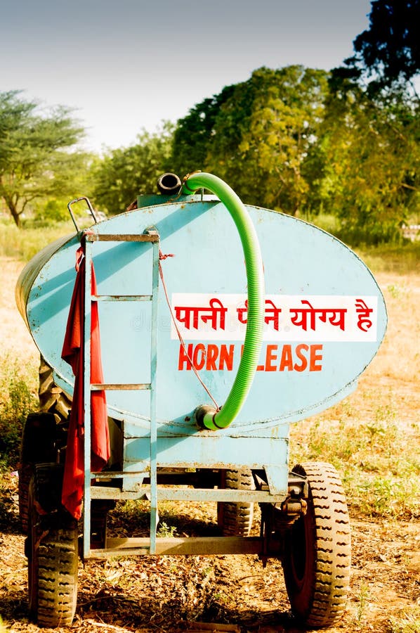 Tanker wordt gebruikt om water in Gurgaon (Delhi dat) te leveren