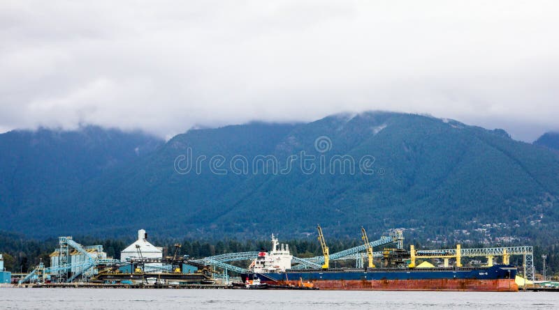 Tankerschip in de haven van Vancouver royalty-vrije stock foto Tankerschip in de haven van Vancouver royalty-vrije stock foto