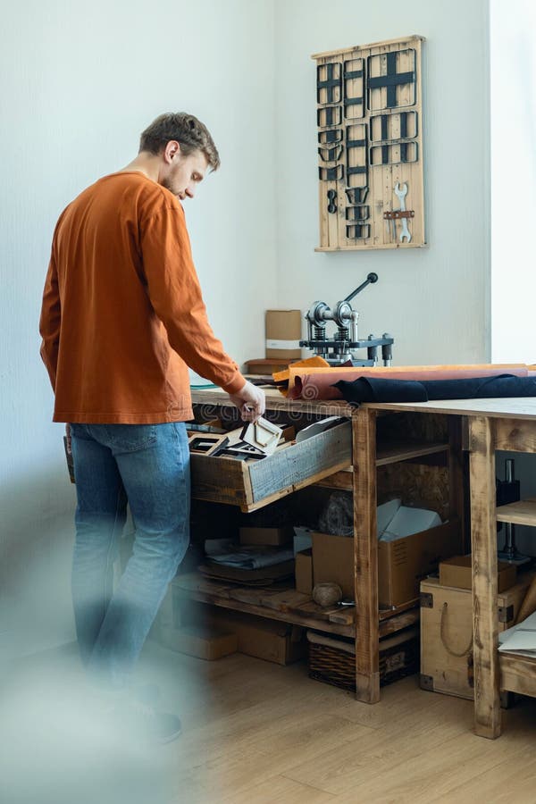 Processus De Travail De La Ceinture En Cuir Dans L'atelier De Cuir. Homme  Tenant La Ceinture Du Photographe Pour Appareil Photo. Outil Sur Fond En  Bois. Tanner Dans L'ancienne Tannerie. Bouchent Le Bras Du Maître