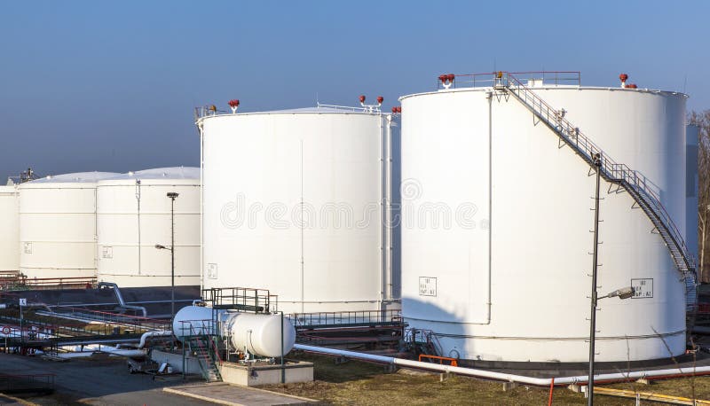 Tanque branco na exploração agrícola de tanque imagem de stock royalty free Tanque branco na exploração agrícola de tanque imagem de stock royalty free