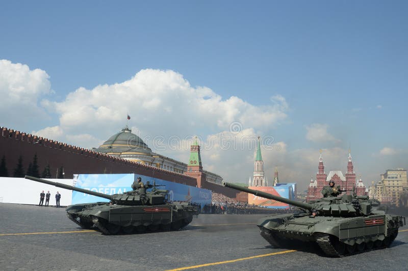 Tanque de batalla principal ruso T-72B3 en el ensayo general del desfile en plaza roja en honor del Día de la Victoria imagenes de archivo Tanque de batalla principal ruso T-72B3 en el ensayo general del desfile en plaza roja en honor del Día de la Victoria imagenes de archivo