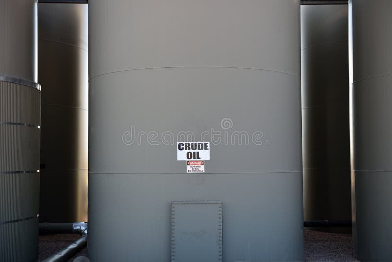 Tanque de sujeción del almacenamiento de la producción del petróleo crudo en la pizarra de Niobrara fotografía de archivo libre de regalías Tanque de sujeción del almacenamiento de la producción del petróleo crudo en la pizarra de Niobrara fotografía de archivo libre de regalías