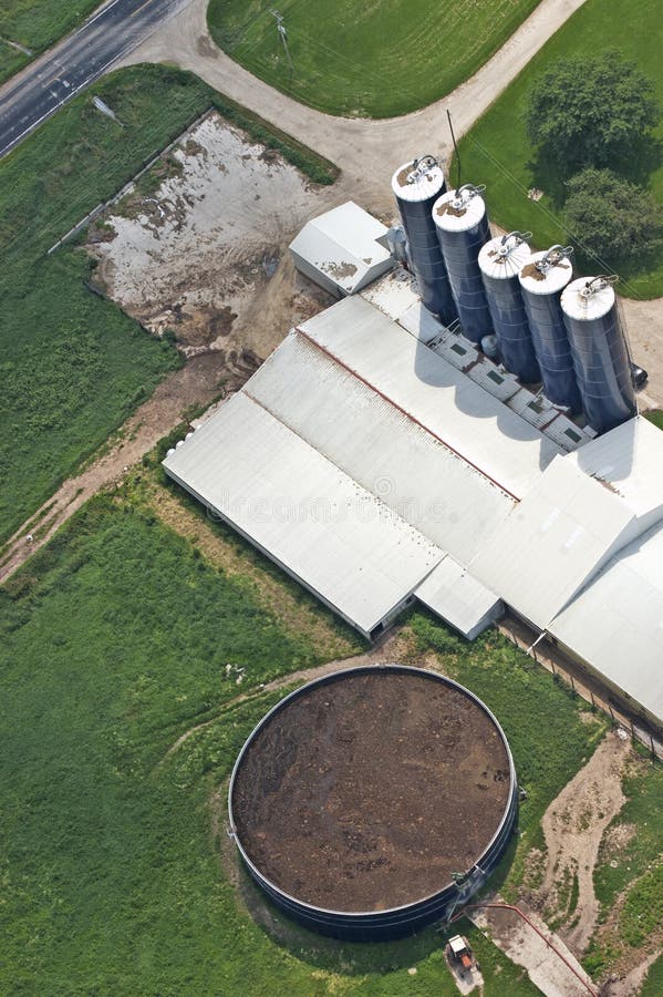 Tanque do estrume no detalhe da opinião aérea de exploração agrícola de leiteria imagens de stock Tanque do estrume no detalhe da opinião aérea de exploração agrícola de leiteria imagens de stock
