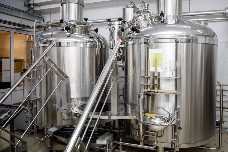 Tanques de aço da produção moderna da cervejaria e tubulações, cerveja do ofício no microbrewery fotos de stock Tanques de aço da produção moderna da cervejaria e tubulações, cerveja do ofício no microbrewery fotos de stock