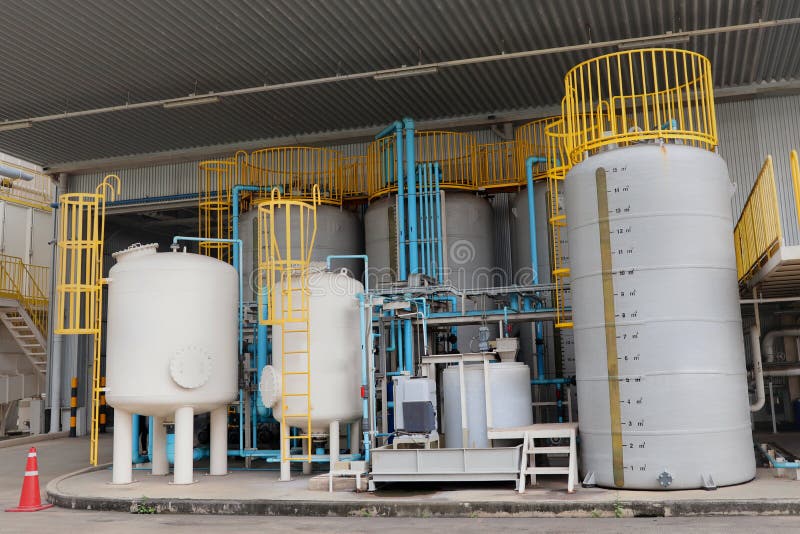 Tanques, tubulações de alimentação, válvulas, bomba e apoios químicos na fábrica de tratamento química imagem de stock Tanques, tubulações de alimentação, válvulas, bomba e apoios químicos na fábrica de tratamento química imagem de stock