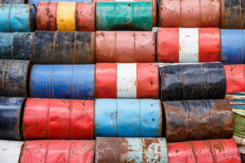 Tanques velhos que contêm produtos químicos perigosos foto de stock Tanques velhos que contêm produtos químicos perigosos foto de stock