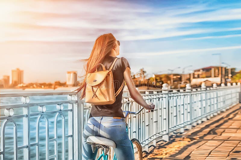 tanya por do sol surpreendente da cidade traseira da bicicleta imagens de stock tanya por do sol surpreendente da cidade traseira da bicicleta imagens de stock