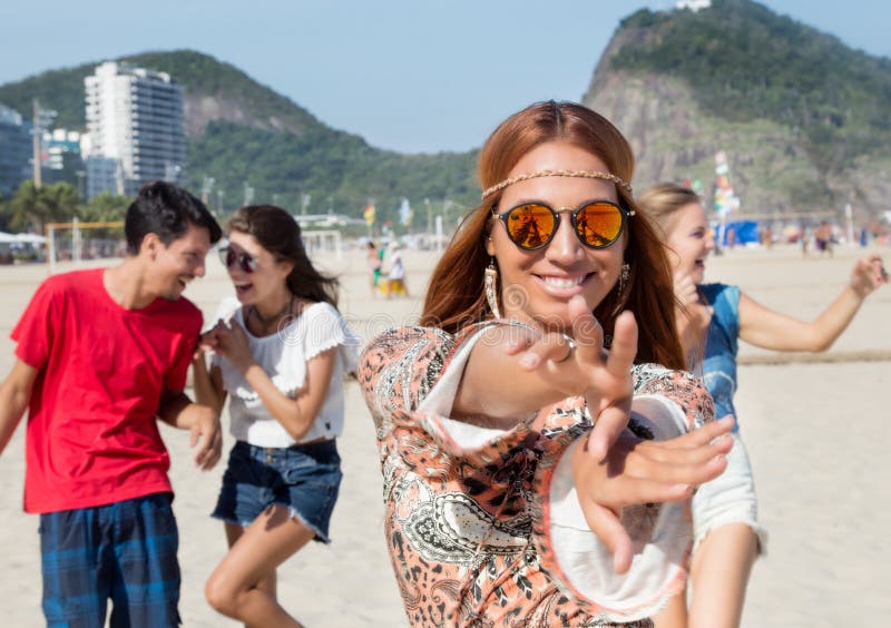 Tanzenflower power-Mädchen mit Gruppe des Mannes und der Frau an offenem ai lizenzfreies stockfoto Tanzenflower power-Mädchen mit Gruppe des Mannes und der Frau an offenem ai lizenzfreies stockfoto