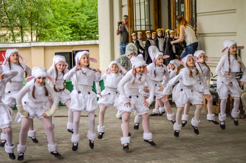 Tanzgruppe Kleinkindtänzer führen an einer Kinderparty vor dem Publikum durch, das als Pinguine und Vögel gekleidet wird stockfotos Tanzgruppe Kleinkindtänzer führen an einer Kinderparty vor dem Publikum durch, das als Pinguine und Vögel gekleidet wird stockfotos