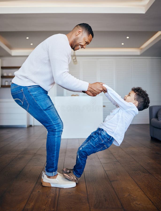 Tanzsaal oder Händchenhalten mit Vater und Sohn, die sich gemeinsam für Liebe amüsieren. Kinder oder Lächeln lizenzfreie stockfotografie