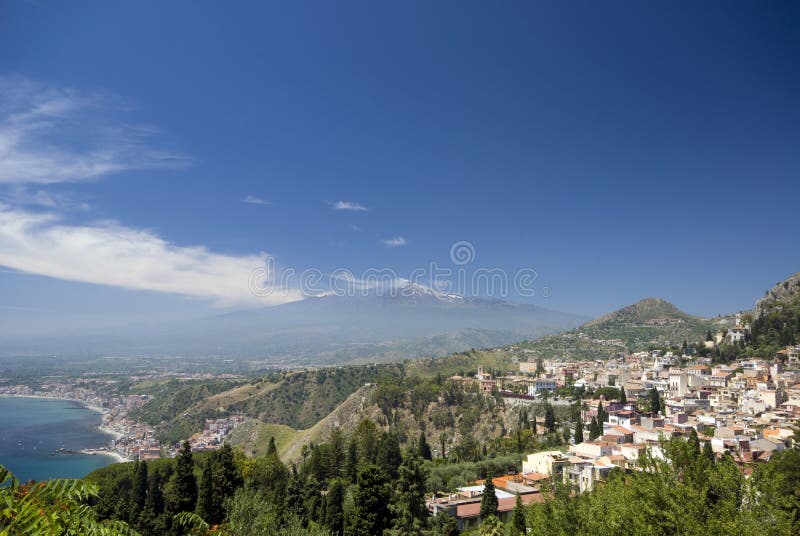 Taormina mt do panorama. Etna imagem de stock royalty free Taormina mt do panorama. Etna imagem de stock royalty free
