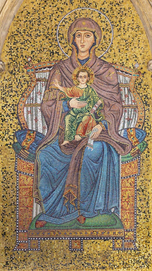 TAORMINA, ИТАЛИЯ - 9-ОЕ АПРЕЛЯ 2018: Внешняя мозаика Madonna под башня Orologio Porta di Mezzo Dell Torre „ стоковая фотография rf TAORMINA, ИТАЛИЯ - 9-ОЕ АПРЕЛЯ 2018: Внешняя мозаика Madonna под башня Orologio Porta di Mezzo Dell Torre „ стоковая фотография rf