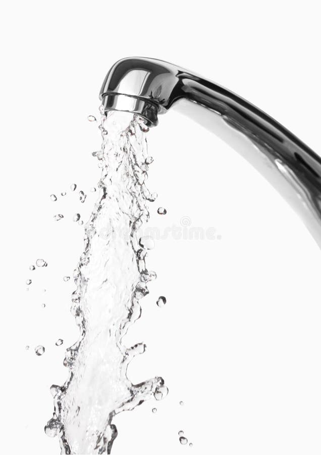 Rubinetto di acqua corrente isolato su sfondo grigio.