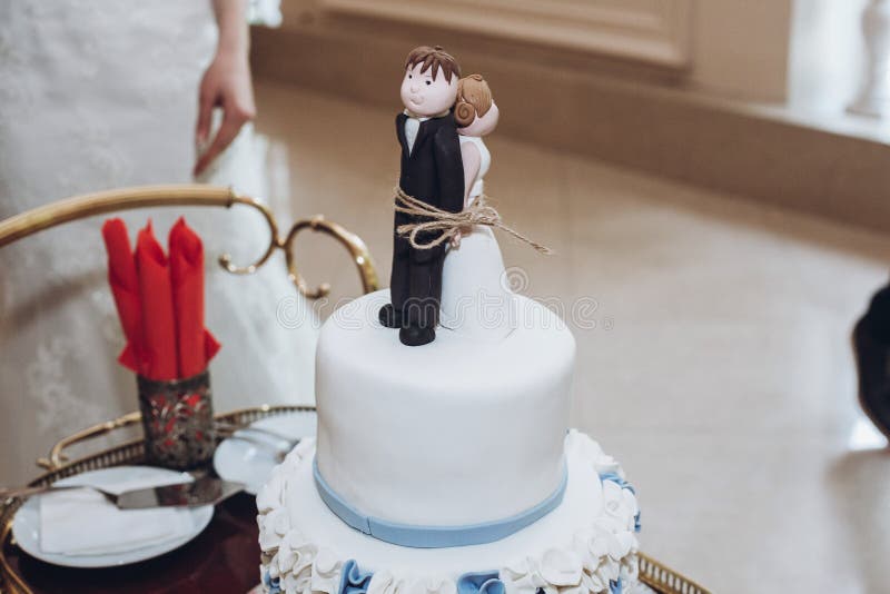 ▷ Figura para tarta de boda Novios y caricias ❤️ 