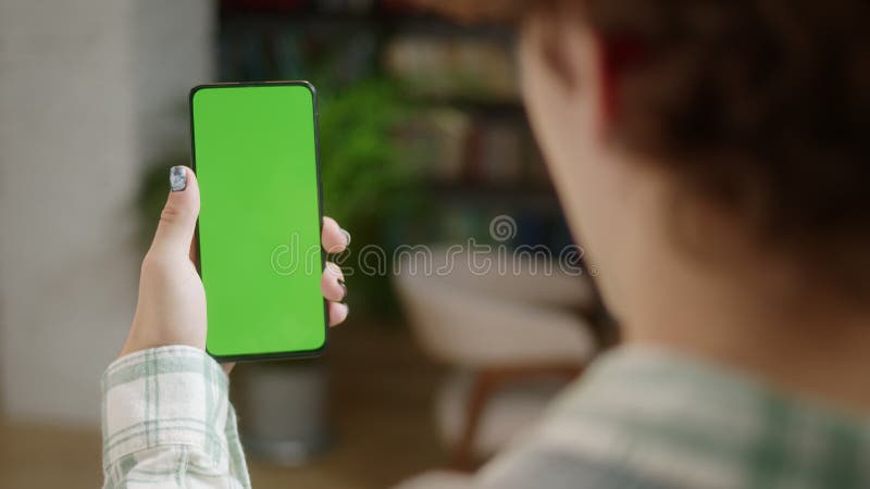 Tapage sur l'écran central. vue arrière de l'homme à la maison ou à la bibliothèque en utilisant téléphone avec écran de maquette clips vidéos
